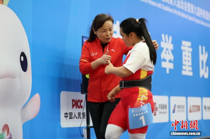 特奥举重台上的母亲级教练陈海霞:十年守护与