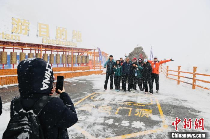 2025岗什卡滑雪登山邀请赛青海门源开赛 汤千攀挑