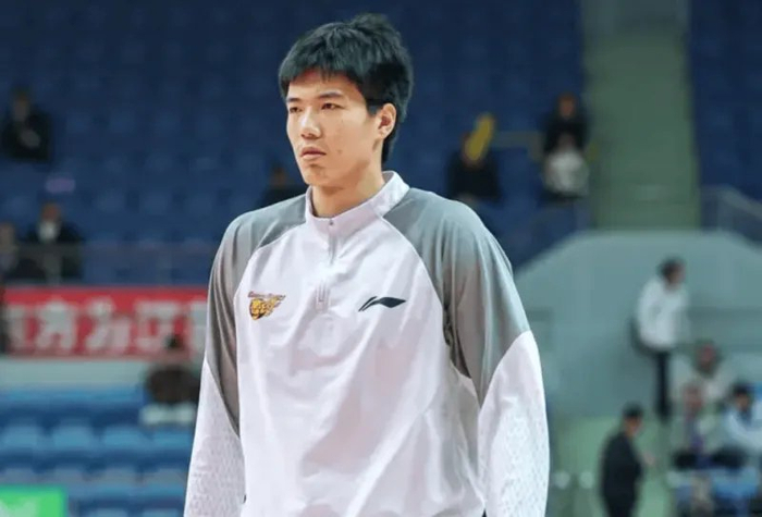 广东男篮季后赛首战告负 后场身高与内线劣势成