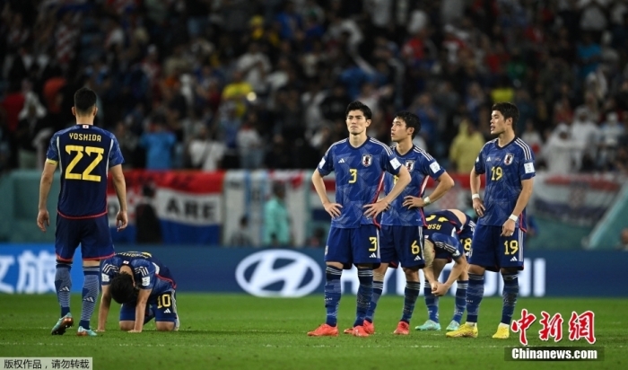 当地时间12月5日,2022卡塔尔世界杯1/8决赛,克罗地亚队通过点球大战击败日本队闯入8强。本场比赛,前田大然率先为日本队取得进球,下半场克罗地亚球员佩里西奇头球扳平比分后,两队在接下来的常规时间和加时赛中均未取得进球,比赛进入点球大战。在点球大战中,克罗地亚门将利瓦科维奇三次扑出日本队的点球,帮助克罗地亚队取得本场比赛的胜利。图为日本球员在赛场中。中新社记者 崔楠 摄